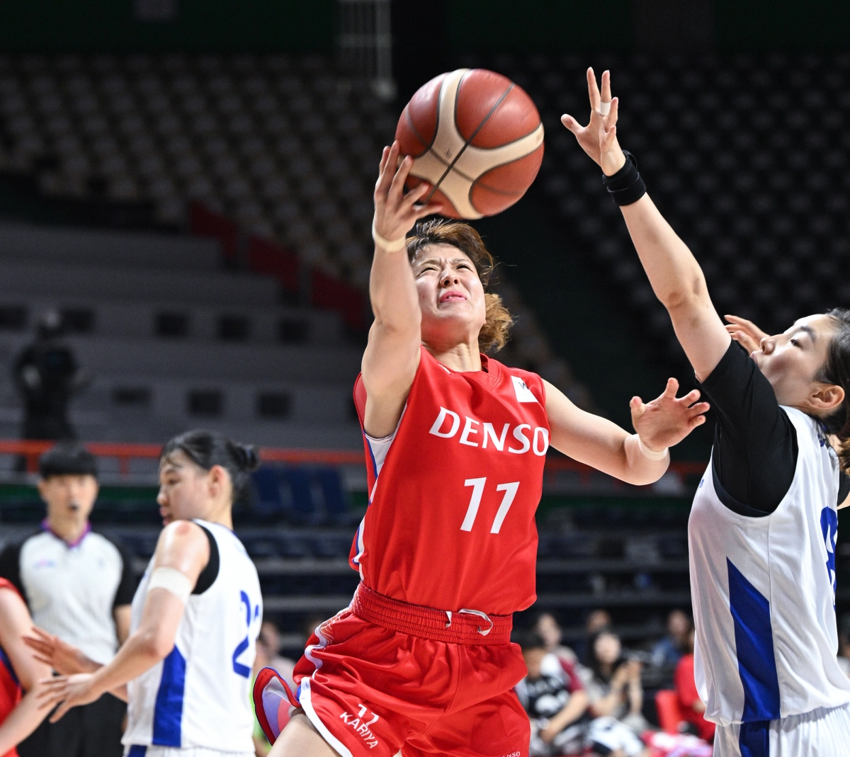덴소 아이리스 우메키 치나츠가 31일 부산 사직체육관에서 열린 2025 박신자컵 조별리그 B조 인천 신한은행전에서 김지영을 뚫고 레이업을 올리고 있다. WKBL 제공
