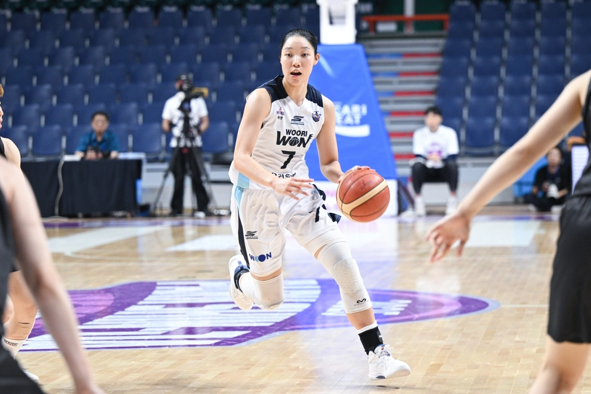 아산 우리은행 이민지가 31일 부산 사직체육관에서 열린 2025 박신자컵 조별리그 A조 부산 BNK전에서 드리블하고 있다. WKBL 제공