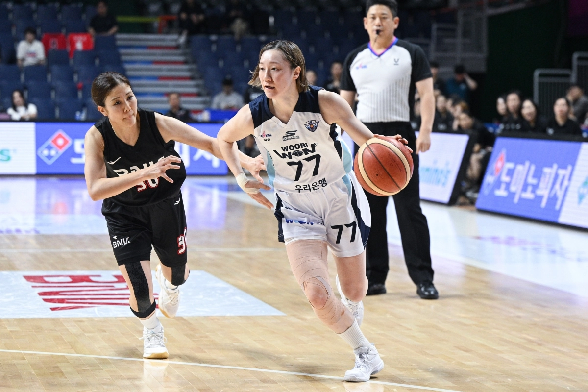 아산 우리은행 세키 나나미가 31일 부산 사직체육관에서 열린 2025 박신자컵 조별리그 A조 부산 BNK전에서 드리블하고 있다. WKBL 제공