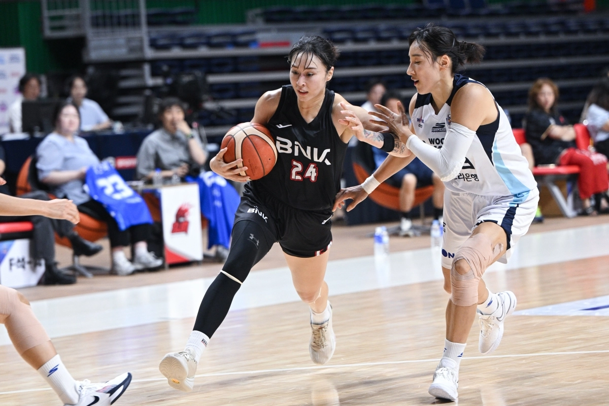 아산 우리은행 김단비가 31일 부산 사직체육관에서 열린 2025 박신자컵 조별리그 A조 부산 BNK전에서 김소니아를 막고 있다. WKBL 제공