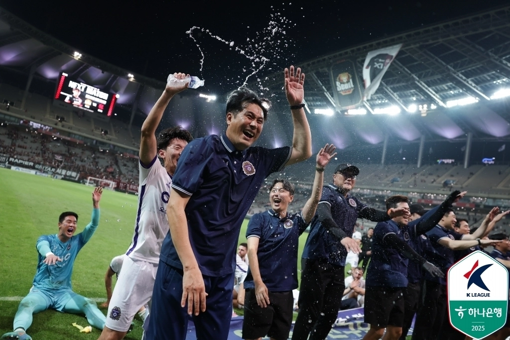 FC서울에 첫 승리를 거둔 FC 안양 선수들과 함께 기뻐하는 유병훈 안양 감독. 한국프로축구연맹 제공