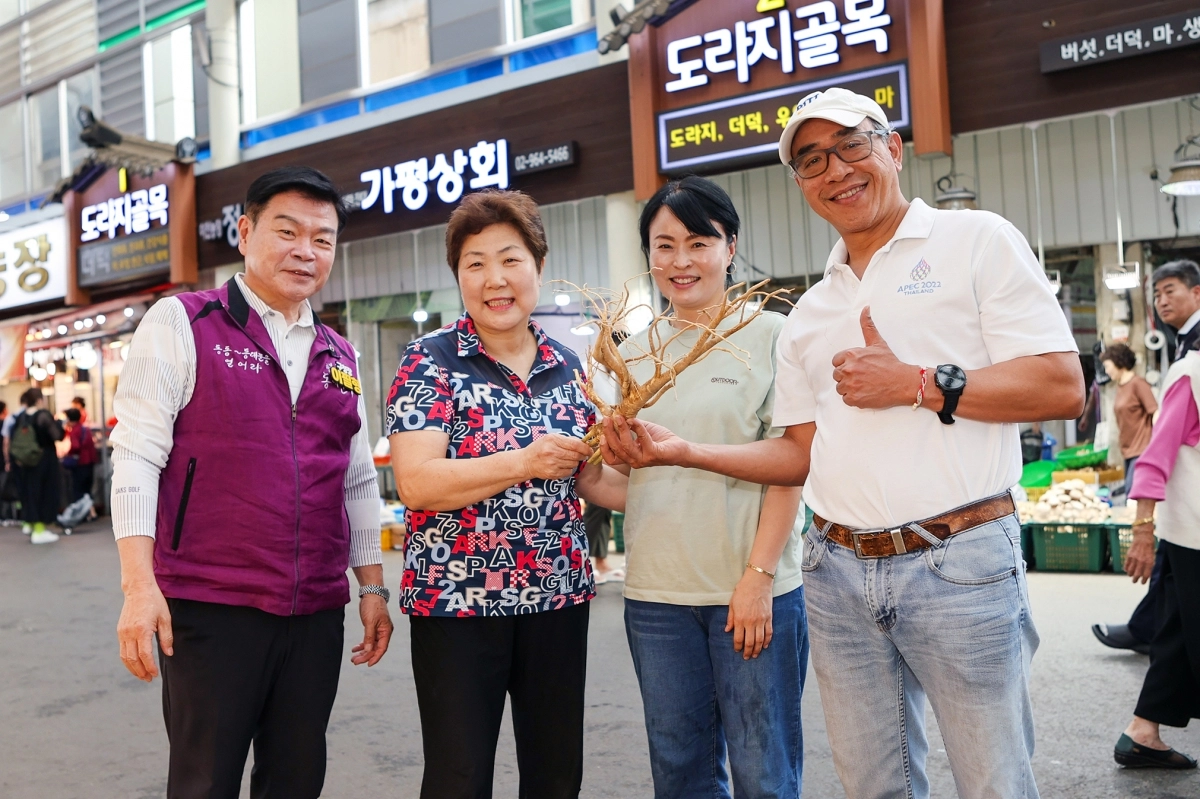 이필형(왼쪽) 서울 동대문구청장과 타니 쌩랏(오른쪽) 주한태국대사가 지난 30일 청량리시장에서 상인들과 기념사진을 찍고 있다. 동대문구 제공