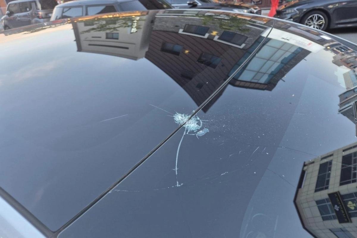 부산의 한 3층 건물 옥상에서 돌이 날아와 차량이 파손되고 사람이 맞을 뻔했다는 사연이 전해졌다. 온라인 커뮤니티 ‘보배드림’ 캡처