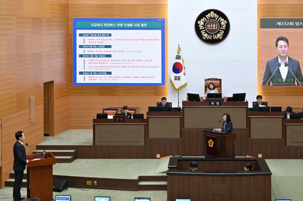 제332회 임시회 제3차 본회의 시정질문을 하는 이영실 의원