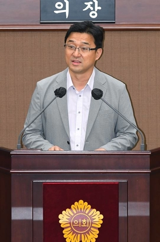 제332회 임시회에서 시정질문을 하는 정준호 의원