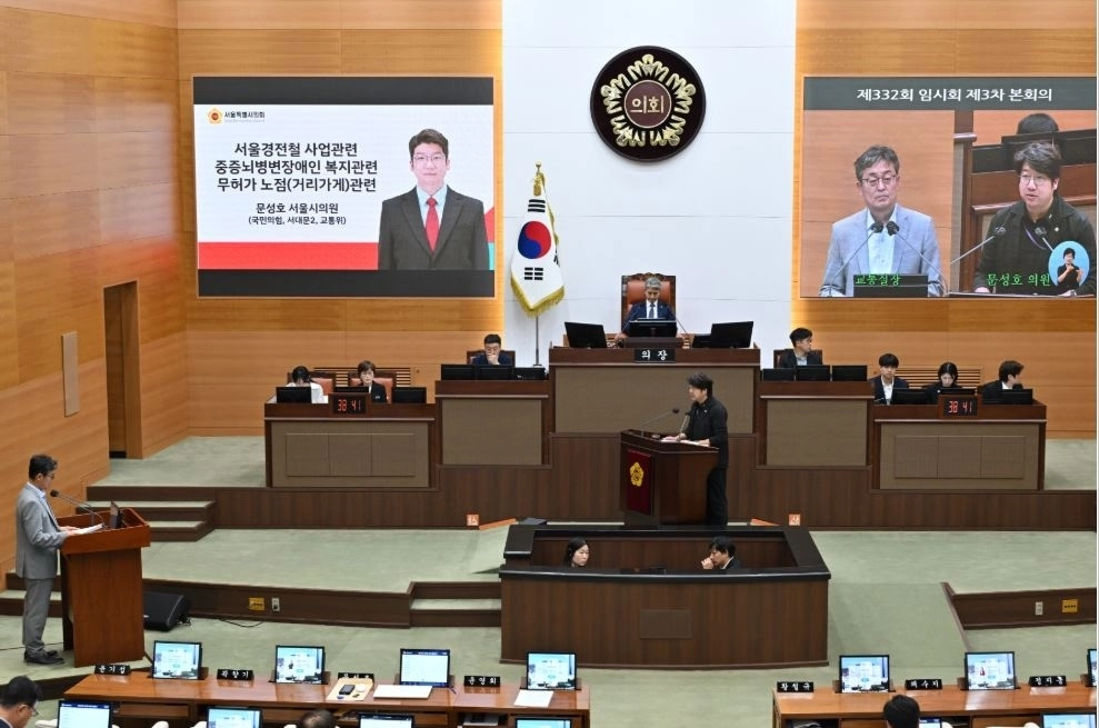 지난달 29일 개최한 제332회 임시회 제3차 본회의에서 서울시 교통실 여장권 실장에게 질의하는 문성호 의원