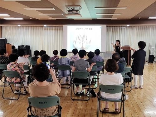 서울시 용산구 주민들이 자치회관 일일 특강을 경청하고 있다.  용산구 제공