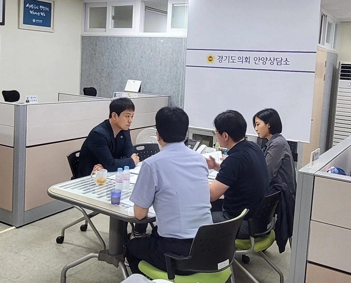 유영일 의원(도시환경위원회 부위원장)이 8월 29일 의회 안양상담소에서 경기주택도시공사(GH) 관계자로부터 안양 범계 노후청사 복합개발사업 추진현황을 보고받고 있다. (사진=경기도의회)