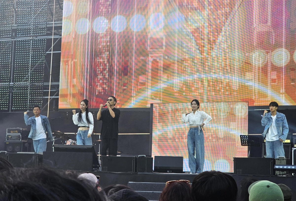 지난달 30일 제주특별자치도 서귀포시 제주국제컨벤션센터(ICC)에서 열린 영수증 콘서트 첫번째 가수로 등장한 가수 김범수가 대표곡 ‘보고싶다’를 열창하고 있다.