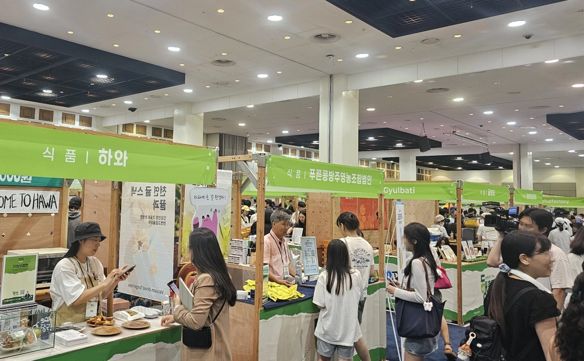 지난달 30일과 31일 이틀간 제주특별자치도 서귀포시 제주국제컨벤션센터(ICC) 1층 이벤트홀에서 열린 판매전에서 도민과 관광객들이 제품을 돌아보고 있다.