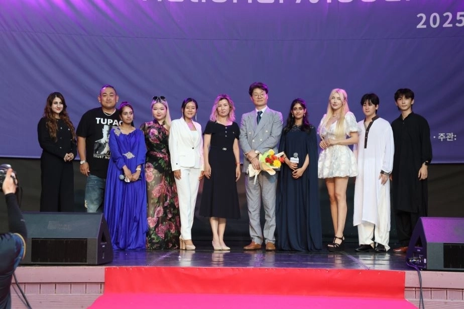 키즈매거진 아망(AMANG) 창간 20주년 기념 행사 주요 참석자 (좌측 피피텍 코리아 임훈 대표, 우측에서 다섯 번째 서울시의회 아이수루 의원)