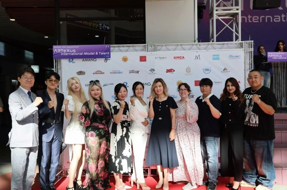 키즈매거진 아망(AMANG) 창간 20주년기념 행사 주요 참석자 (좌측 피피텍 코리아 임훈 대표, 우측에서 다섯 번째 서울시의회 아이수루 의원)