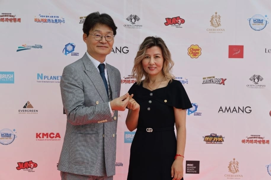 키즈매거진 아망(AMANG) 창간 20주년 기념 행사 주요 참석자 (좌측 피피텍 코리아 임훈 대표, 우측  서울시의회 아이수루 의원)