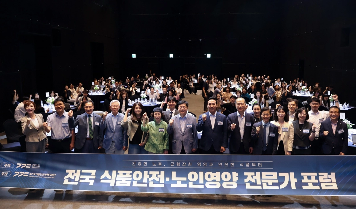 이선구 의원(보건복지위원장)이 8월 29일 광명 테이크호텔에서 열린 ‘전국 식품안전·노인영양 전문가 포럼’에 참석한 전문가, 관계자들과 함께 기념촬영을 하고 있다. (사진=경기도의회)