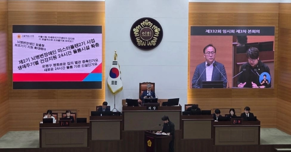 윤종장 복지실장을 상대로 질의하는 문성호 의원