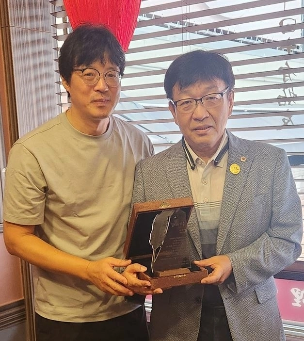 지난달 27일 상원초등학교에서 임기를 마친 이명재 교장선생님과 학부모들이 함께한 송별회 자리에서 학교공동체(학생, 학부모, 교사)로부터 감사패 받은 송재혁 의원(오른쪽)