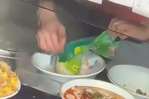 “어쩐지 비닐 맛이더라” 물만두 봉지째 ‘풍덩’…中 식당 위생에 ‘경악’