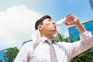 차 속 뜨거워진 생수병, ‘독성폭탄’이었다…“암·자폐증 유발 물질 급증”