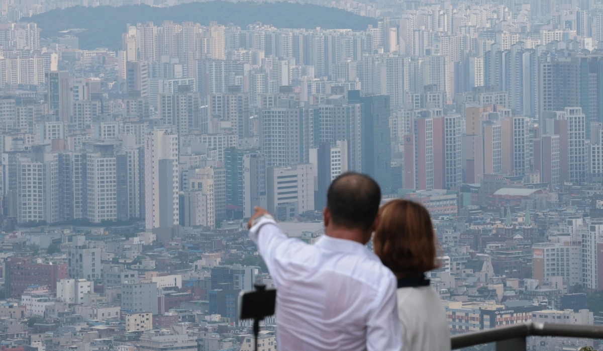 정부의 6·27 대출 규제 시행 영향으로 지난달 2조원대로 축소된 가계대출 증가액이 이달 다시 4조원대 초반에 이를 것으로 전망된다. 사진은 31일 서울 남산에서 바라본 시내 모습. 2025.8.31. 연합뉴스