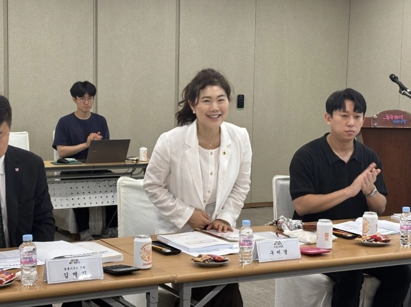 구미경 의원이 간담회에 참석해 인사하고 있다.