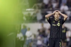 LA 홈 데뷔전서 골대 강타… ‘머리 감싼’ 손흥민