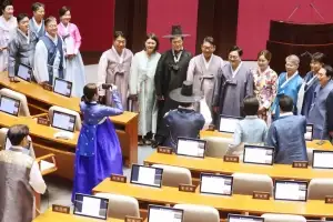 [사설] 與 한복에 野 상복… 국회 이런 추태까지 보여 주나