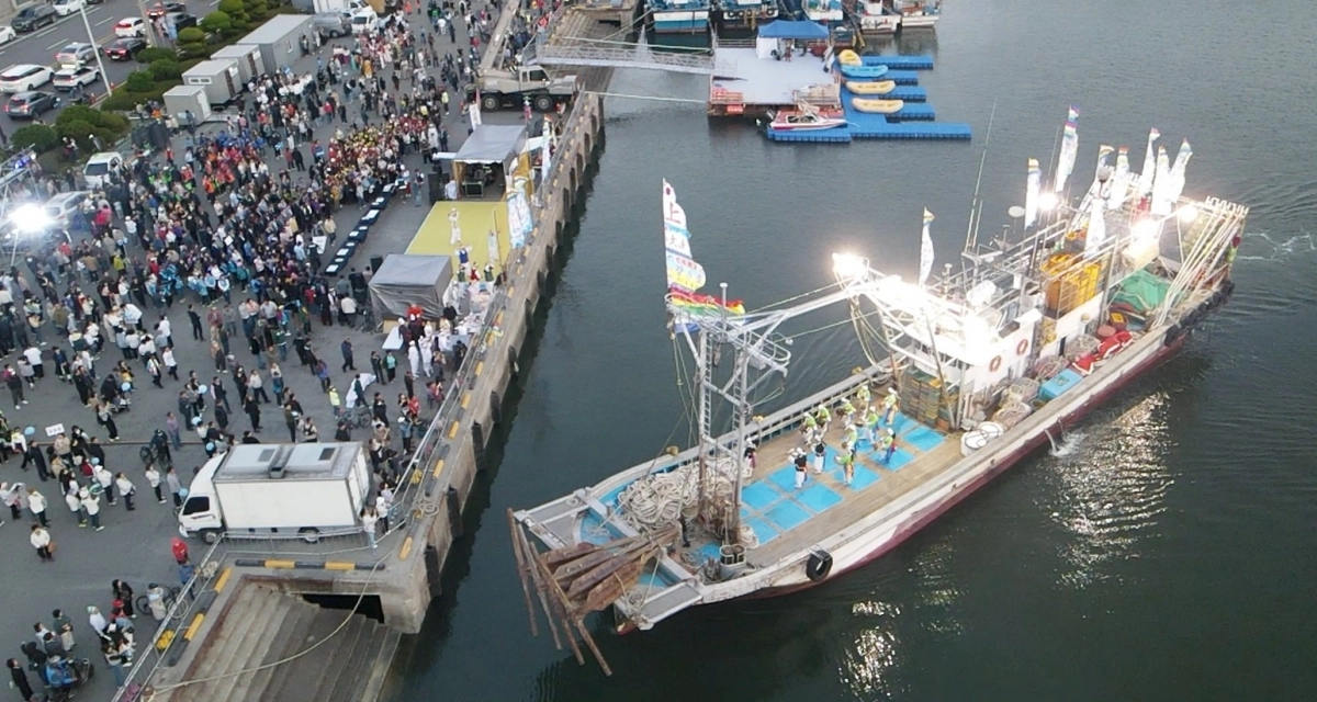 지난해 10월 ‘목포 항구축제’에서 만선인 배가 입항하며 전통 ‘파시’가 재현되고 있다.  목포시 제공