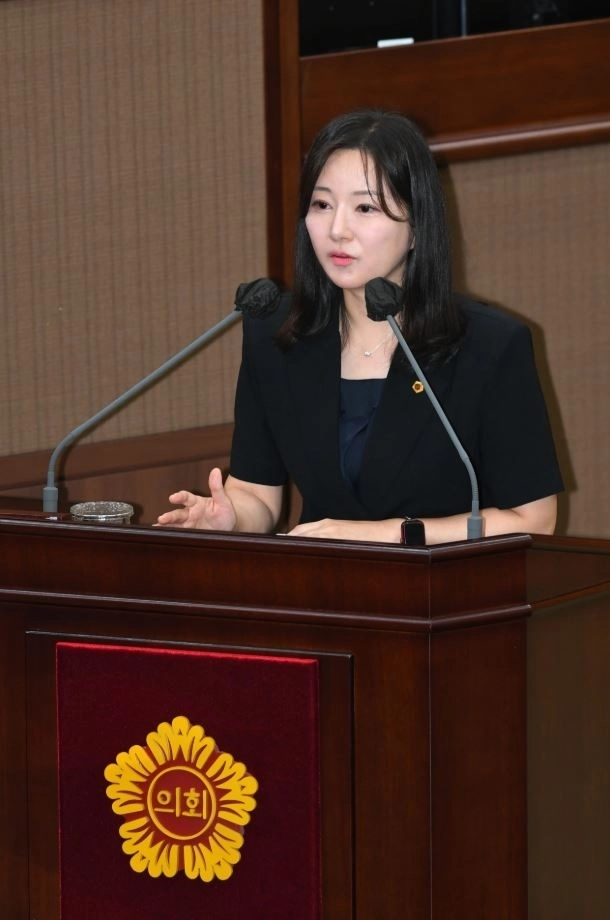 지난달 29일 열린 제332회 임시회 제3차 본회의에서 질의하는 윤영의 의원