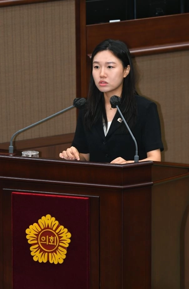 지난달 28일 열린 제332회 임시회 제2차 본회의 시정질문에서 질의중인 이소라 의원