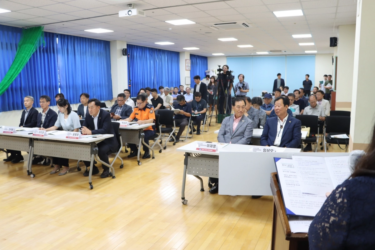 9월 1일 연천군 신서면 주민자치센터에서 열린 ‘경기도 공직자 연수체계 개편과 지역균형발전 전략’ 정책토론회에서 임상오 의원과 참석자들이 토론에 앞서 자리에 착석해 있다. (사진=경기도의회)