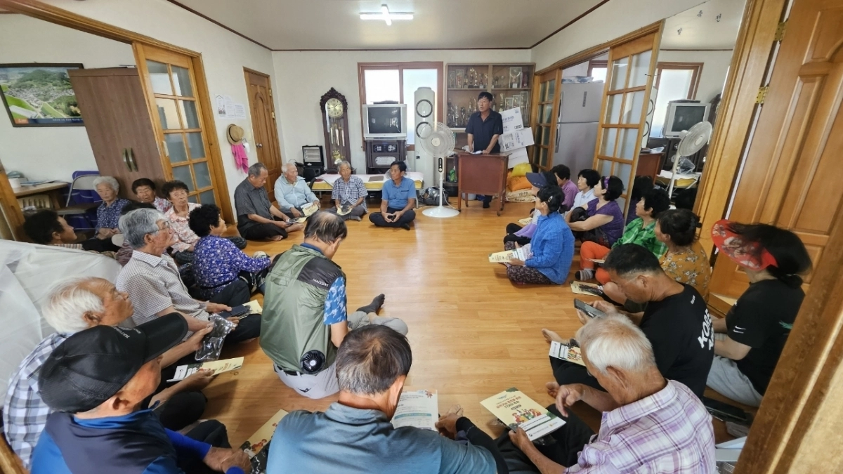 전남도가 선정한 이·통장 직불교육 강사가 나주시 동강면 죽산마을에서 공익직불 맞춤형 교육을 하고 있다.