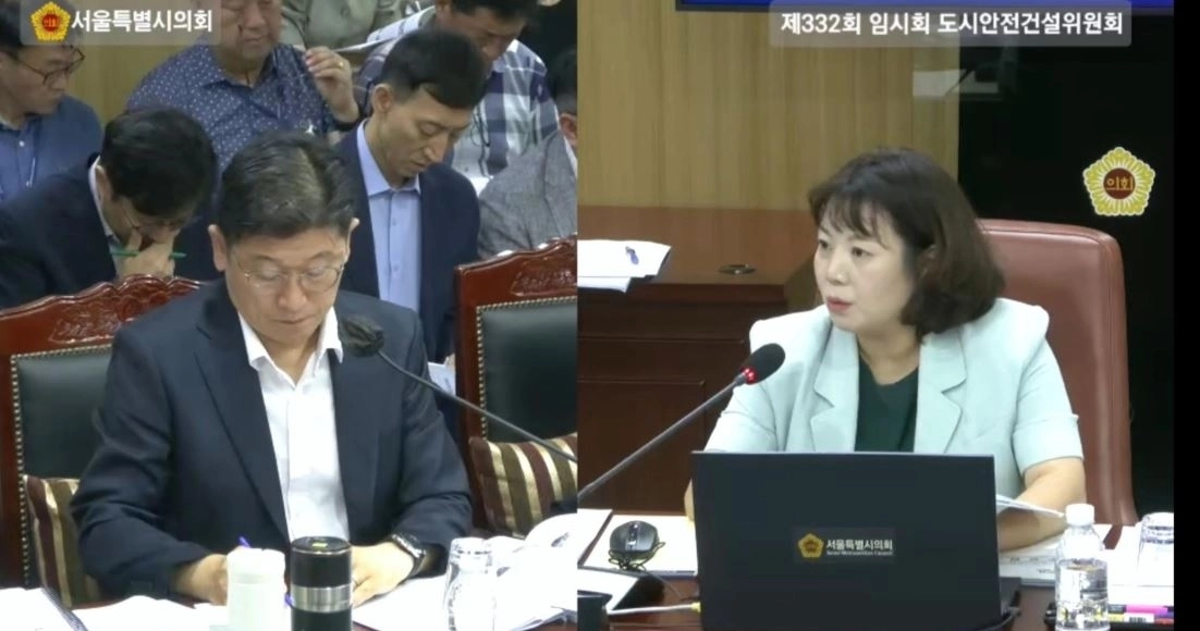 박성연 의원(오른쪽)이 제332회 임시회 도시안전건설위원회 재난안전실 업무보고에서 서부간선도로 평면화 공사와 재난 대응 예산 보완 필요성을 질의하고 있다.