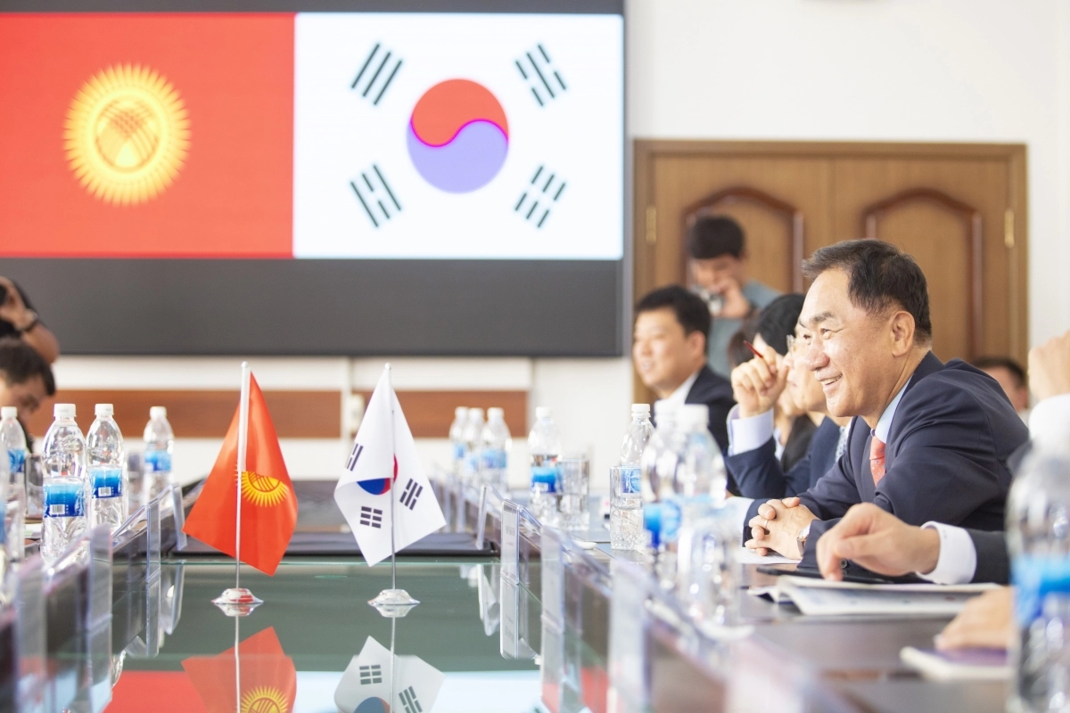 정장선 시장 등 평택시 방문단이 키르기스공화국 오쉬시와 문화·경제 전반의 교류를 위한 논의를 진행하고 있다.(평택시 제공)