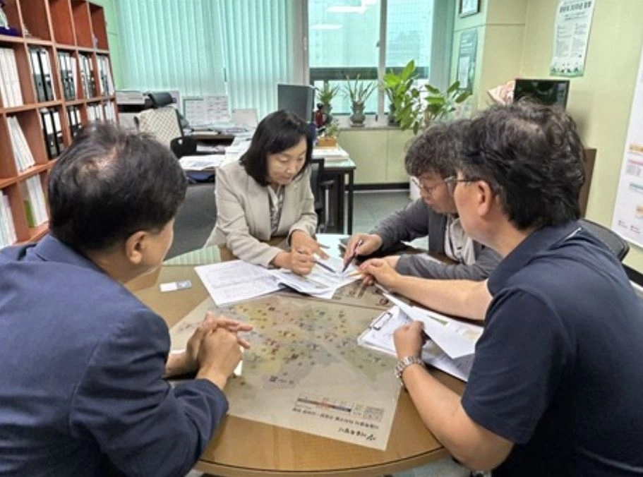 지난 1일 서울 중랑구 면목동 면중초등학교 그린스마트 미래학교 개축공사 추진 현황과 관련해 보고받는 이영실 의원