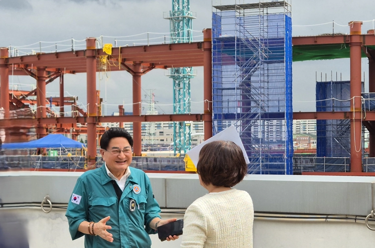 지난 1일 서울시장과 함께 도봉구 창동 일대에 건설 중인 서울아레나 복합문화시설 현장을 방문한 홍국표 의원