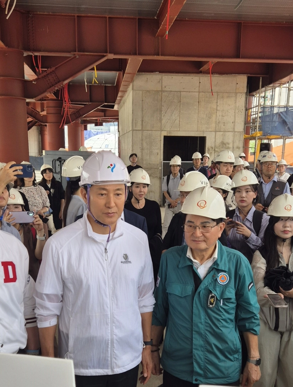 지난 1일 서울시장과 함께 도봉구 창동 일대에 건설 중인 서울아레나 복합문화시설 현장을 방문한 홍국표 의원(오른쪽)과 오세훈 시장