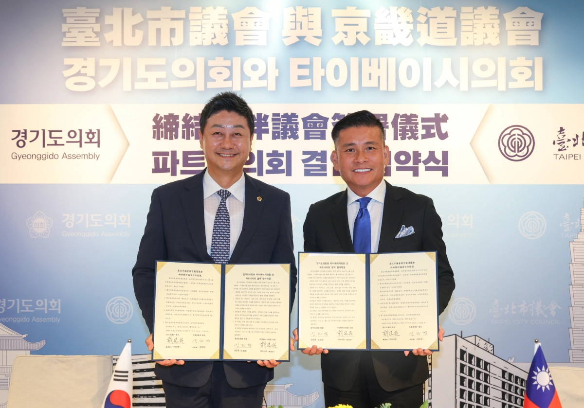 김진경 의장과 타이베이시의회 다이시친 의장이 양 의회 간 친선의원연맹 협약서에 서명하고 협약 문서를 들어 보이고 있다. (사진=경기도의회)