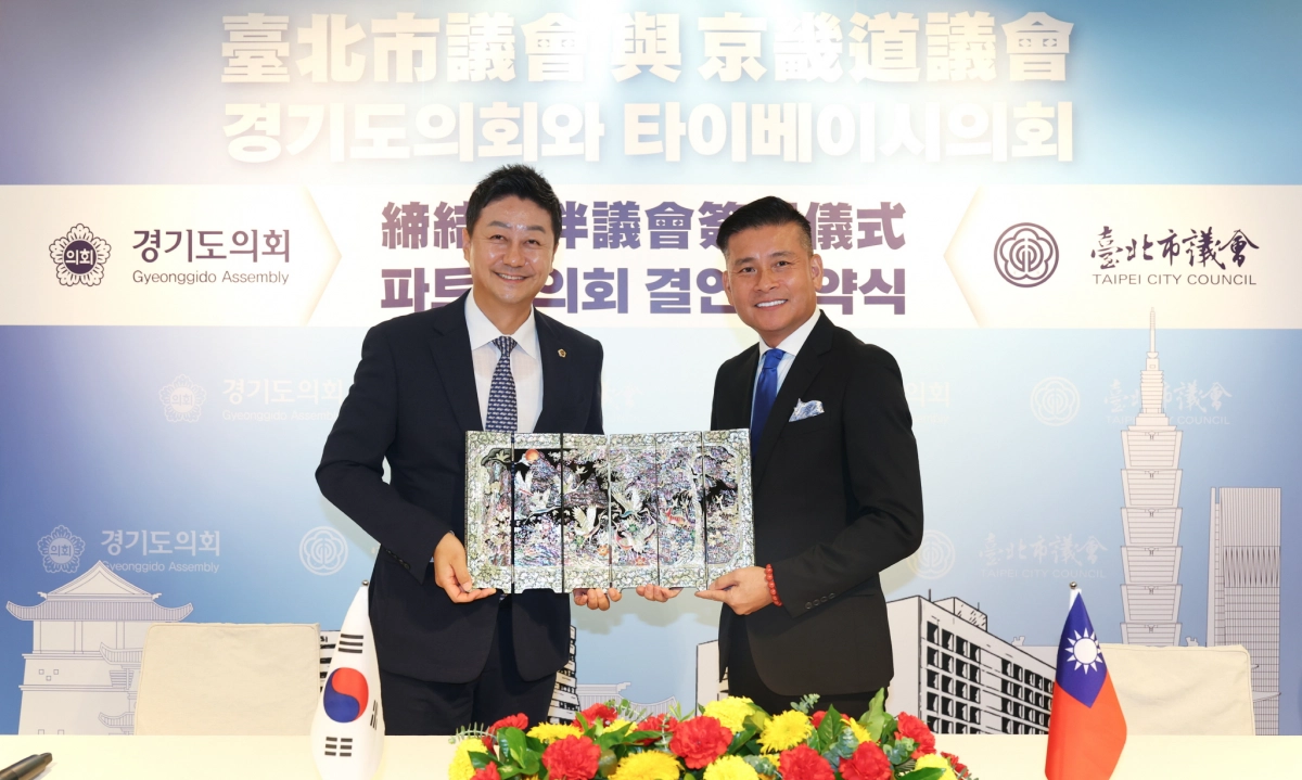 협약식 직후 양 의회 대표가 기념품을 주고받으며 파트너십 강화 의지를 확인하고 있다. (사진=경기도의회)