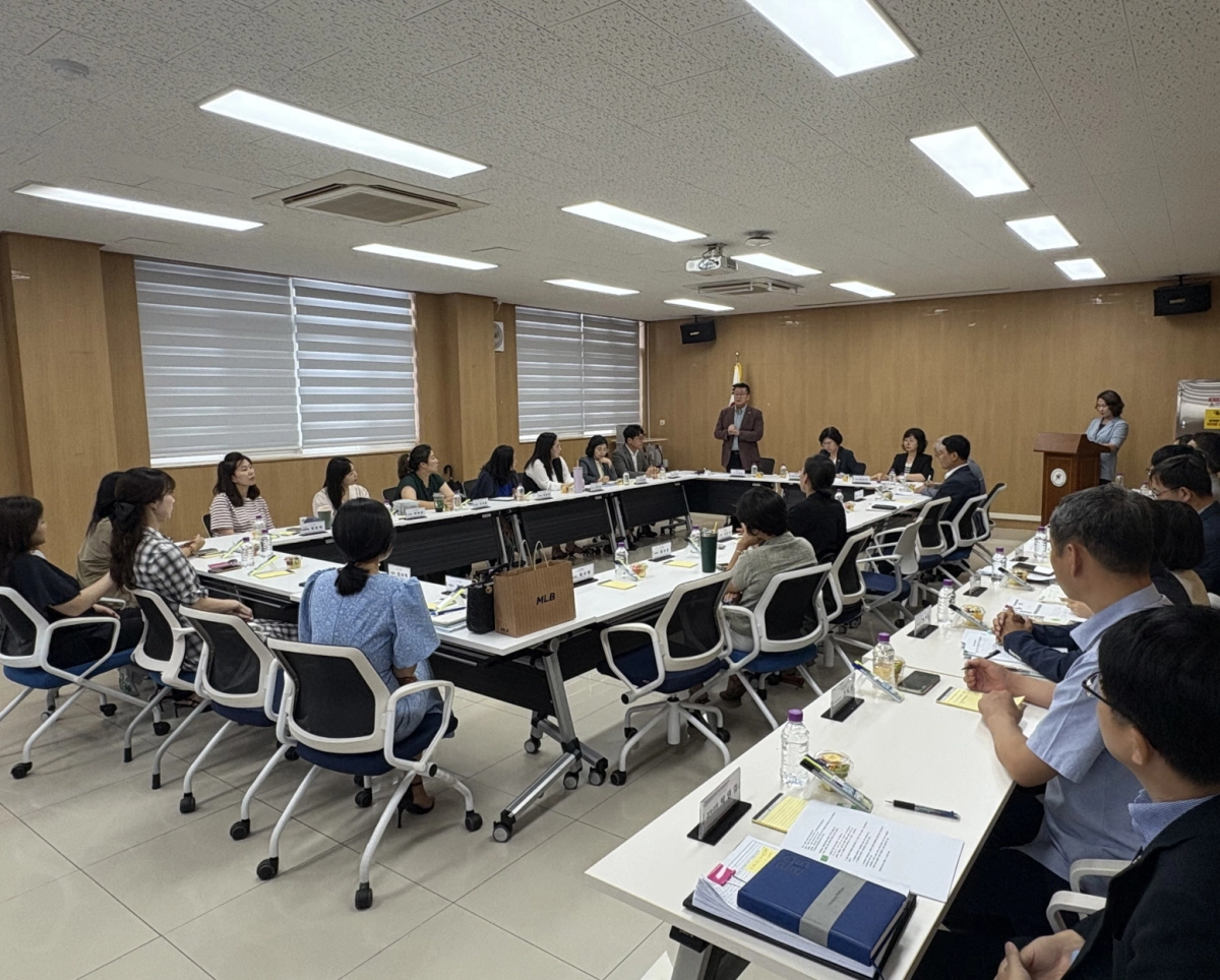 9월 1일 파주교육지원청 별관 회의실에서 열린 정담회에서 경기도의회, 교육지원청, 학부모 대표들이 교육 현안을 공유하고 해결 방안을 논의하고 있다. (사진=경기도의회)