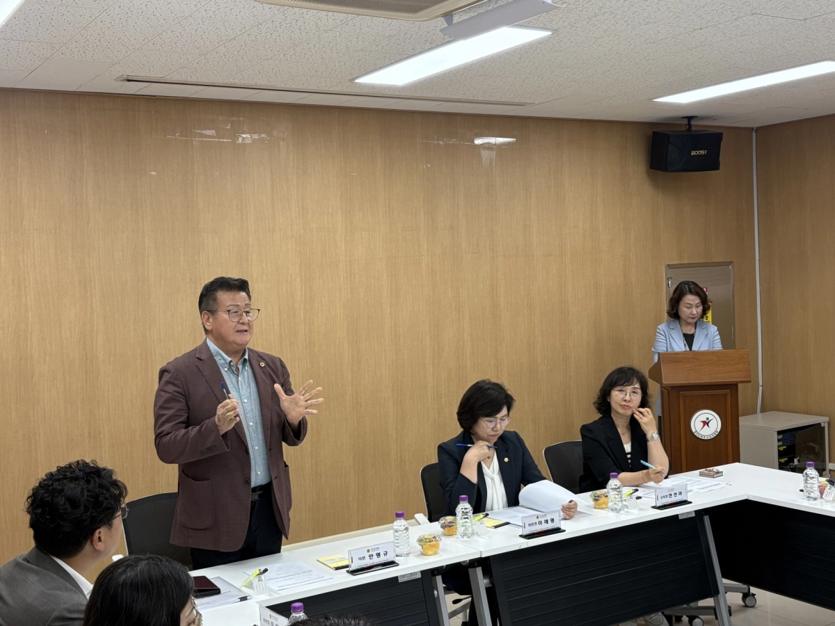 안명규 의원이 정담회에서 학교 안전, 시설 개선, 특수교육 지원 등 현안을 설명하고 있다. (사진=경기도의회)