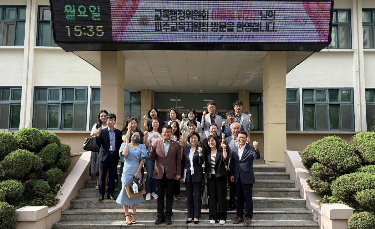 정담회 종료 후 참석자들이 파주교육지원청 청사 앞에서 기념촬영을 하고 있다. (사진=경기도의회)