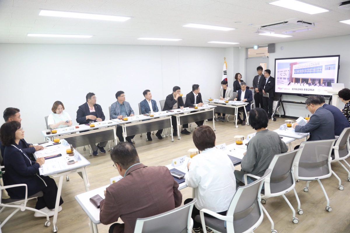 미래통일교육센터에서 관계자들과 간담회를 열고 교육 현안과 예·결산 반영 방안을 논의하고 있다. (사진=경기도의회)