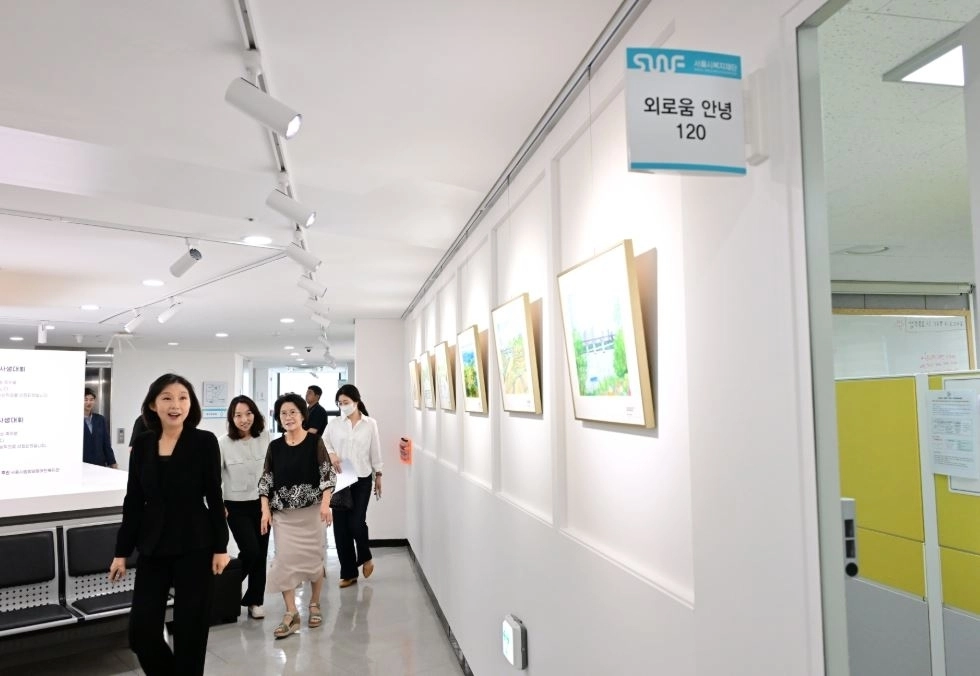 외로움안녕120 시설 둘러보는 최호정 의장