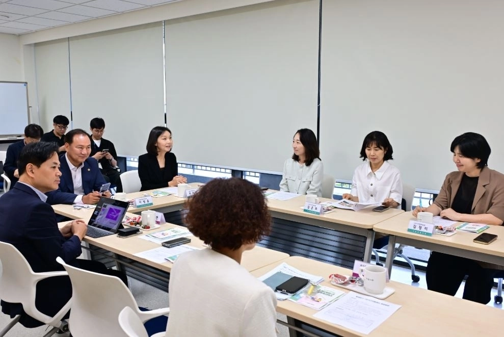 동대문 1인가구지원센터서 현황 청취중인 최호정 의장