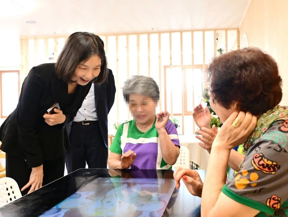 서울마음편의점 이용 시민들과 이야기 나누는 최호정 의장