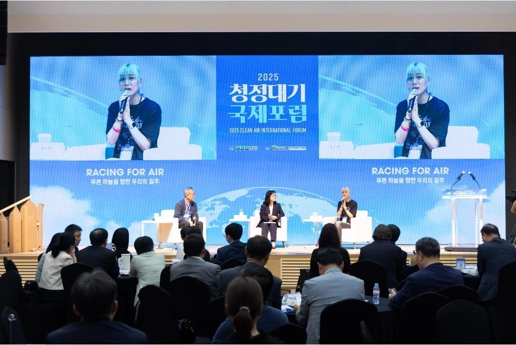 2일 경기신용보증재단에서 2025 청정대기 국제포럼 개막 대담 ‘미래세대가 묻고, 기성세대가 답하다’가 진행되고 있다. (경기도 제공)
