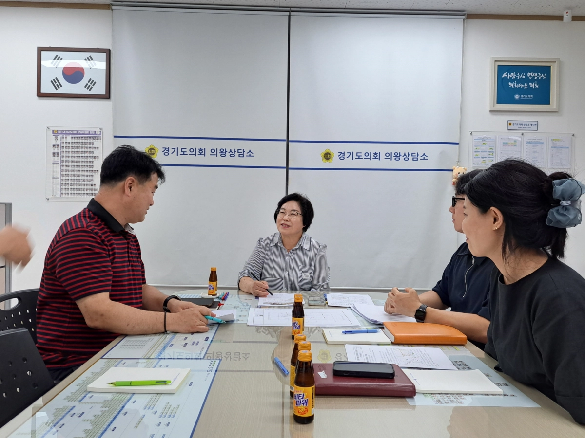 김옥순 의원(도시환경위원회)이 9월 1일 경기도의회 의왕상담소에서 의왕 시청 지역 경제 위생과장 및 관계자들과 간담회를 진행하고 있다. (사진=경기도의회)