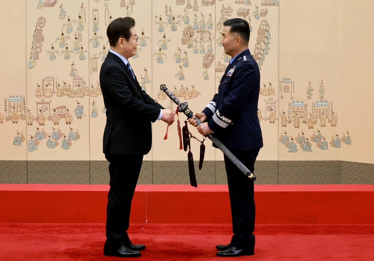 이재명 대통령, 진영승 합참의장 후보자 삼정검 수치 수여