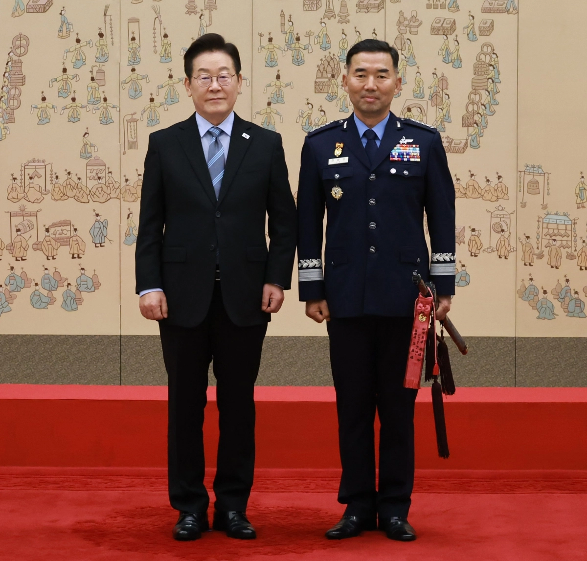 이재명 대통령, 진영승 합참의장 후보자 삼정검 수치 수여