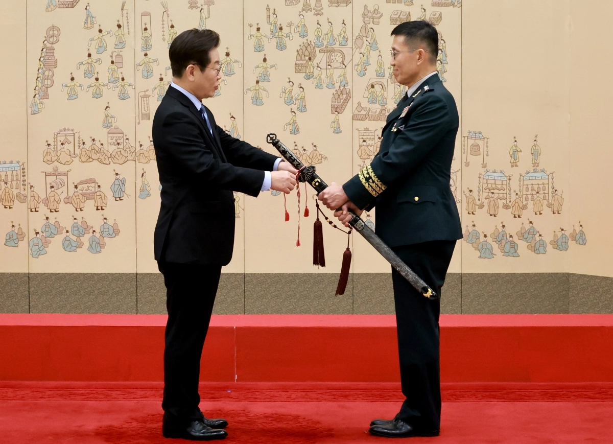 이재명 대통령, 김규하 육군참모총장 삼정검 수치 수여